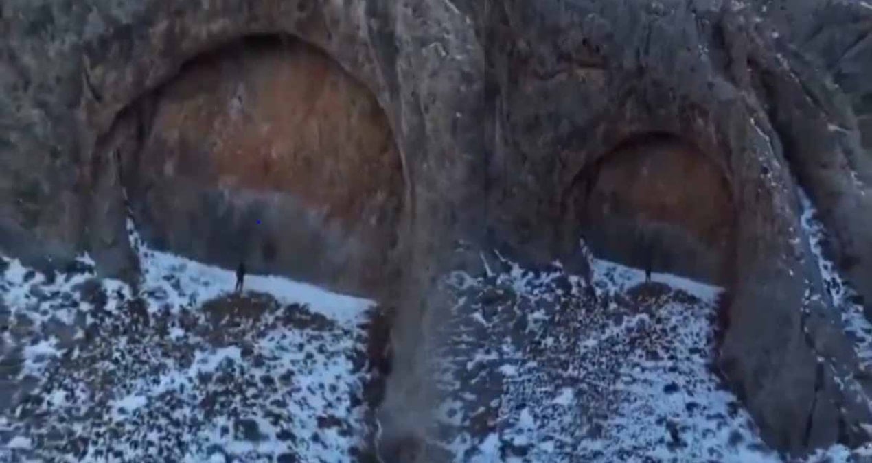 daglarin ortasinda goruntulenen 12 metrelik kapi panik yaratti bir uzayli ussu ya da antik bir medeniyet eMKQg1u8