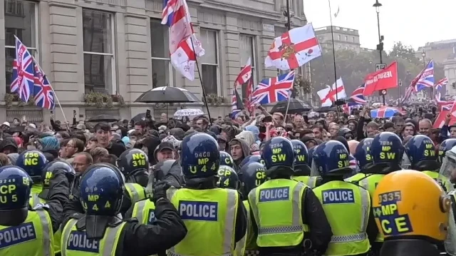 ingilterede tarihin en buyugu olarak adlandirilan asiri sagcilarin gosterisi kabusa donustu 4u agir 26 polis yaralandi PG8OCpCs