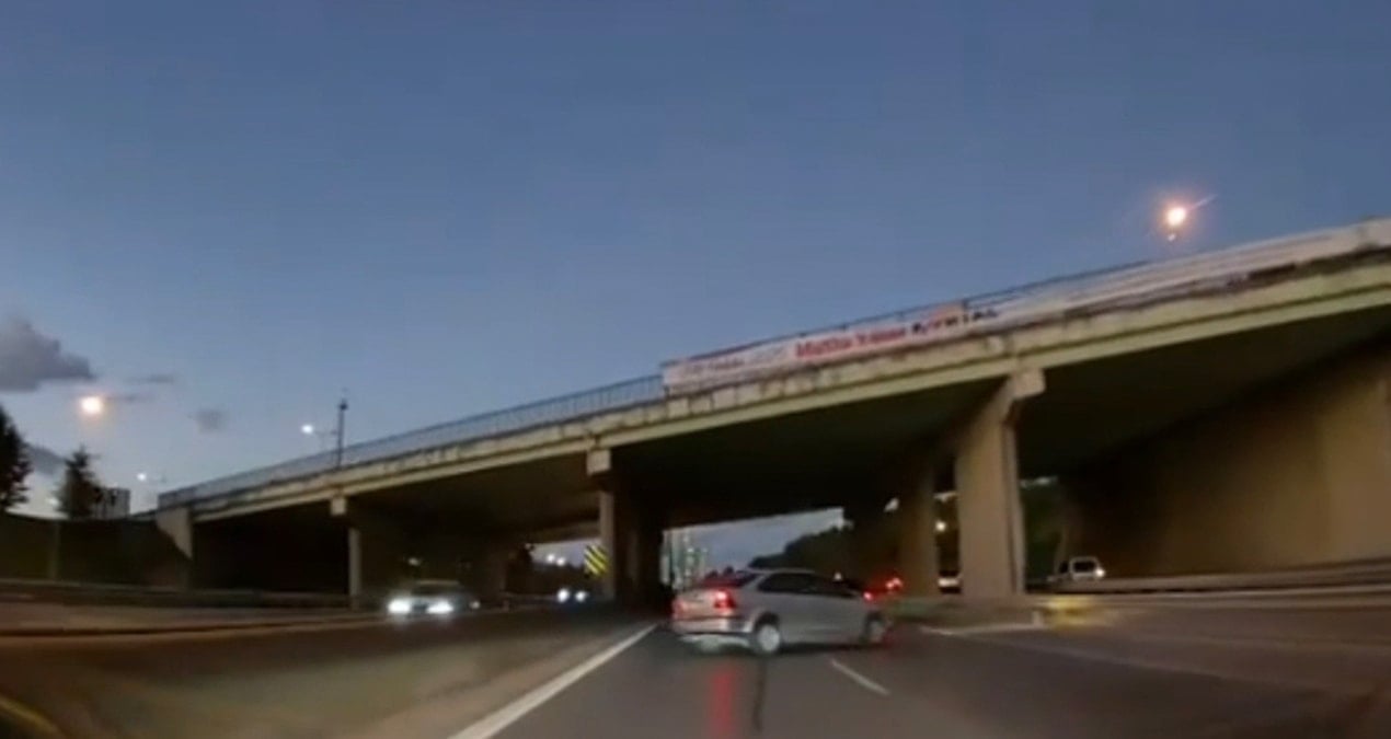 onundeki surucuyu taciz etti onunu kesti kaza yaptirip yoluna devam etti lCkRjUYF