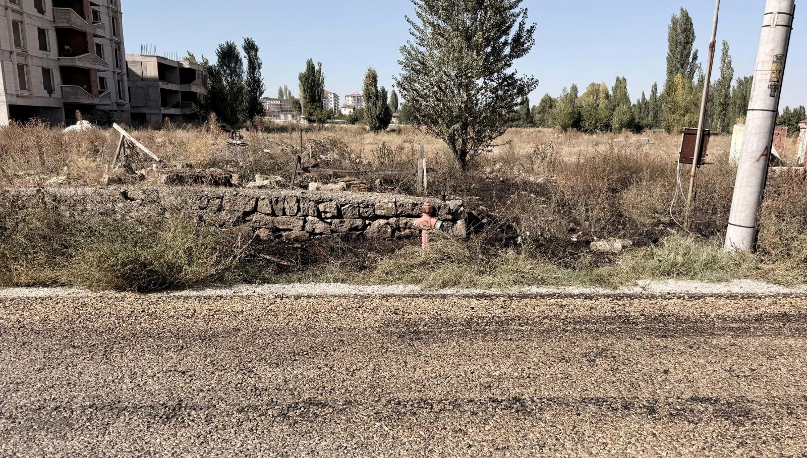 otlari yakmak isterken alevlerin arasina dustu VglwO6t6