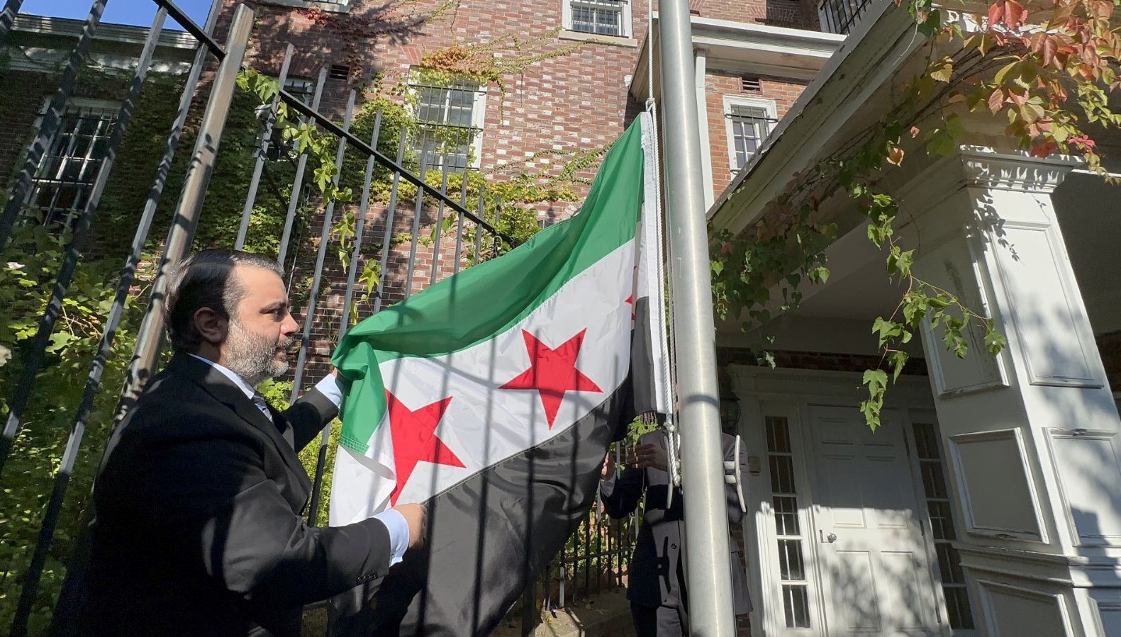 suriye bayragi washingtonda gondere cekildi tarihi bir an cUZEnPTF