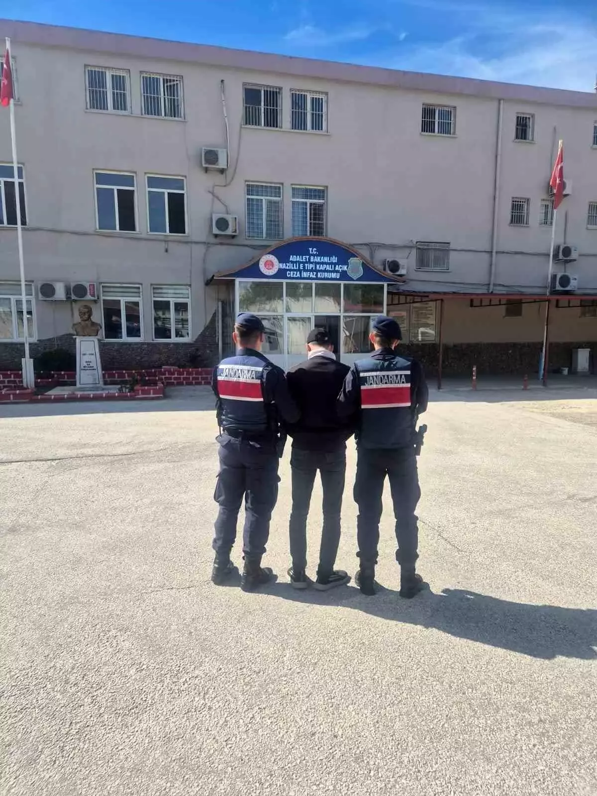 aranan hirsiz jandarma tarafindan yakalandi UKa5u8ur.jpg