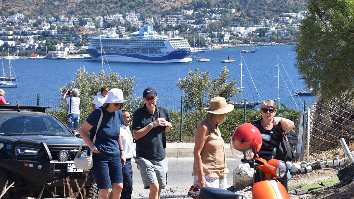 marella discovery 2 bodruma yuzlerce turist indirdi D3J5wfBX