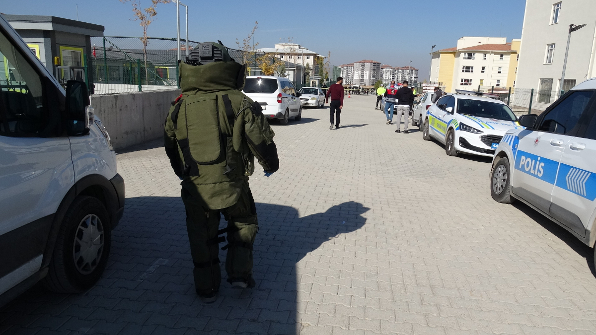 malatyada okul yerleskesinde supheli cisim panigi p9JagB7H.jpg