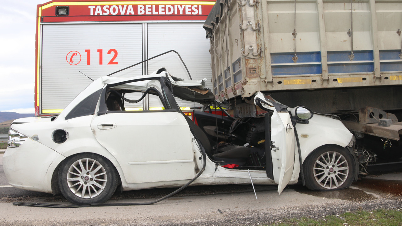 Tıra arkadan çarptı! Feci kazada ölenler var