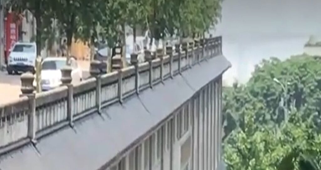 catisindan-yol-gecen-bina-yaptilar-DcSLe57I