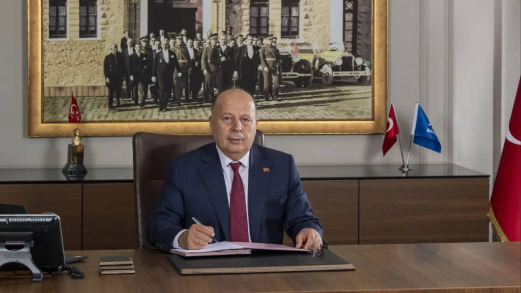 gorevden-uzaklastirilan-yuregir-belediye-baskani-ali-demircali-gozlerimizin-icine-baka-baka-irade-gaspi-yapilmakta-n3IcfZ15