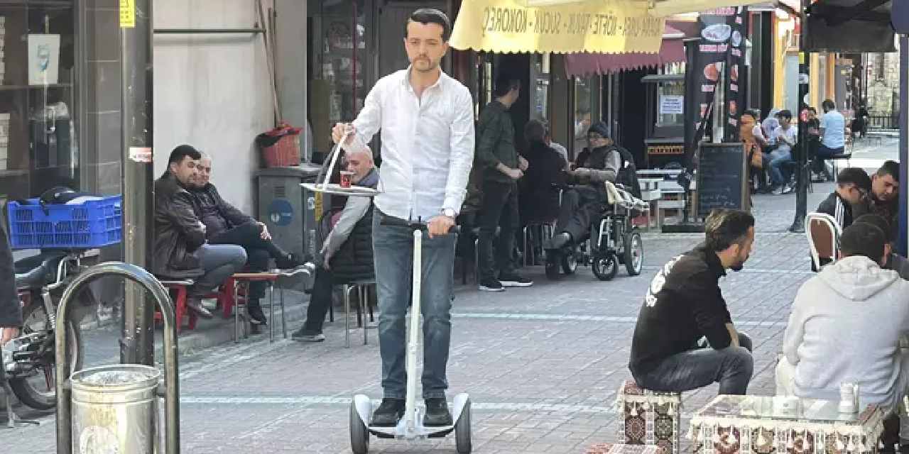 Günde 25 Bin Adım Atan Çaycı, Hoverboard ile Servis Yapmaya Başladı