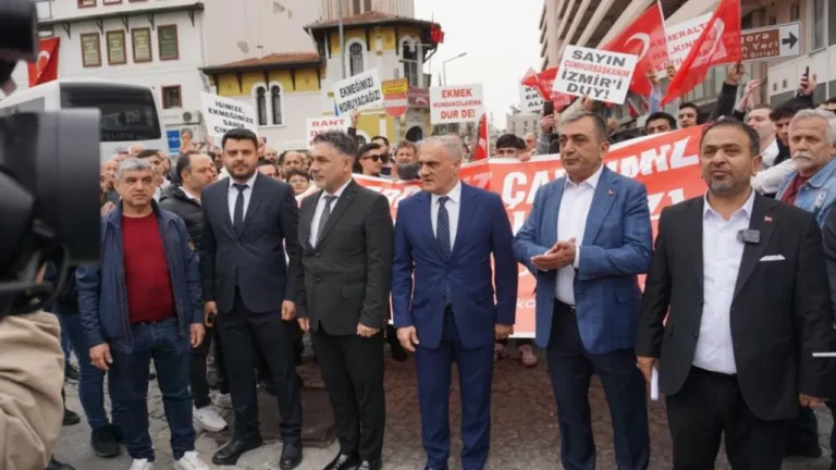 kemeralti-esnafi-otopark-sorununa-cozum-icin-kepenk-kapatip-yuruyus-duzenledi-5iFF1b8T