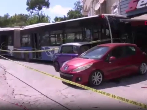 Ankarada feci kaza otobus is yerine girdi yaralilar var 18s8vRrK
