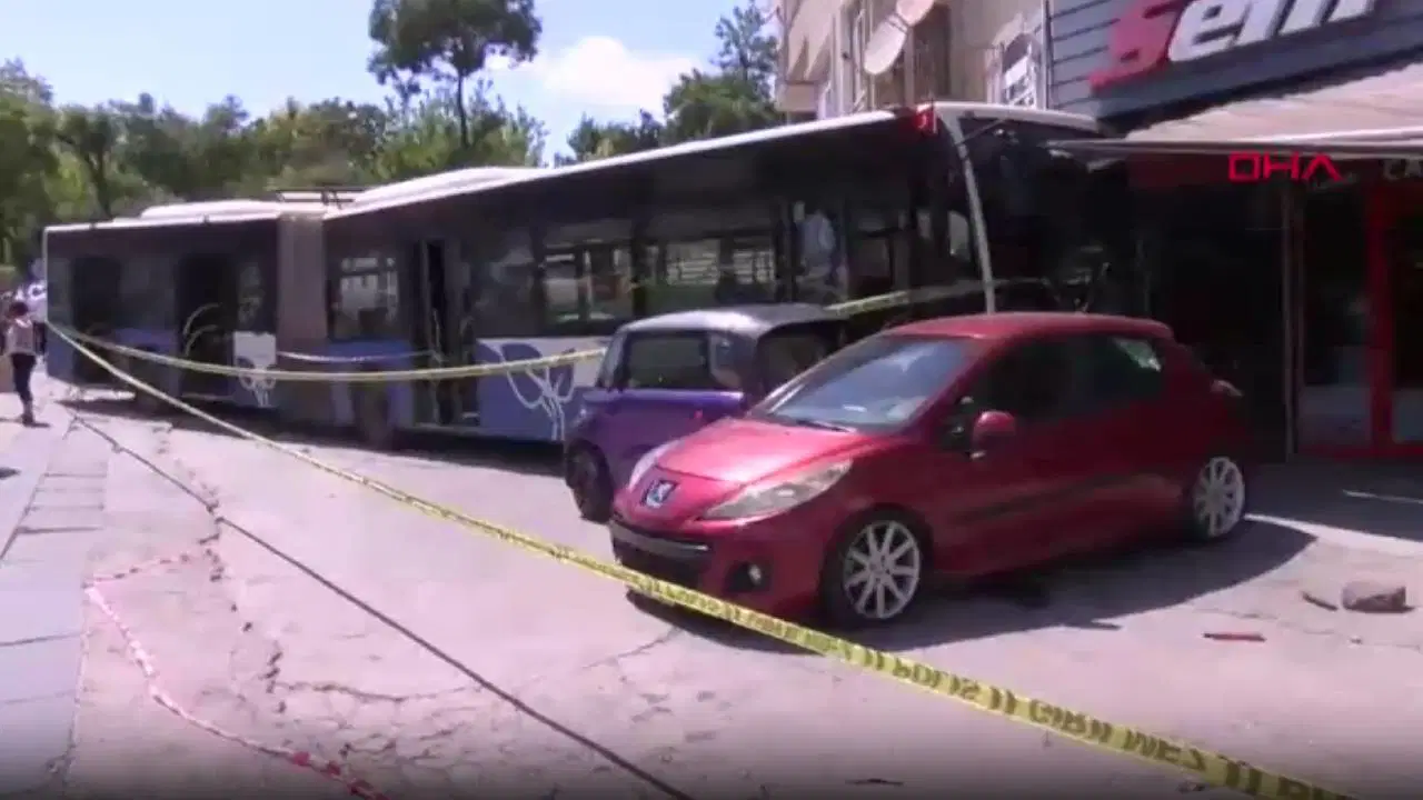 Ankarada feci kaza otobus is yerine girdi yaralilar var 18s8vRrK