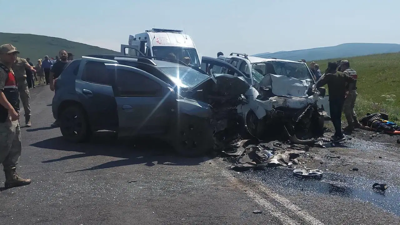 Ardahanda korkunc kaza uc arac birbirine girdi oluler ve yaralilar var GFnzOukk