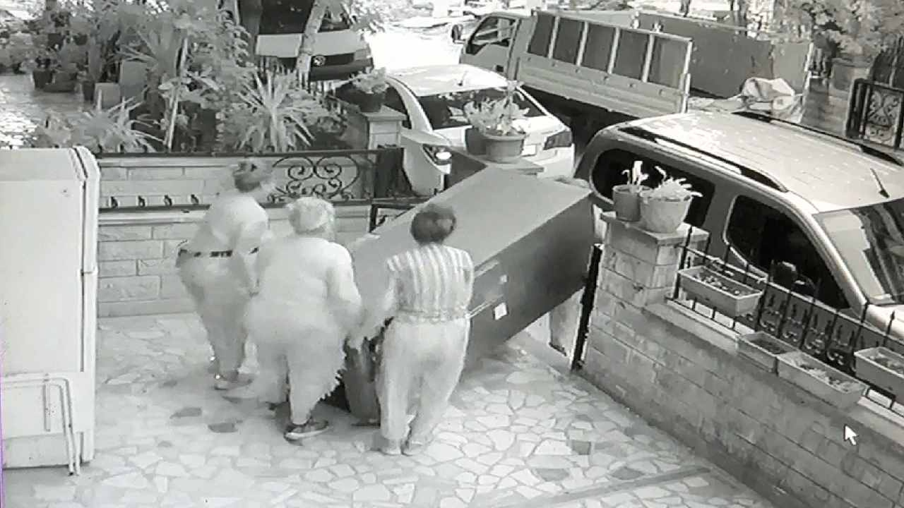 İş yeri sahibi hayretler içinde kaldı: Dört kadın 100 kiloluk buzdolabını dakikalar içinde çaldı