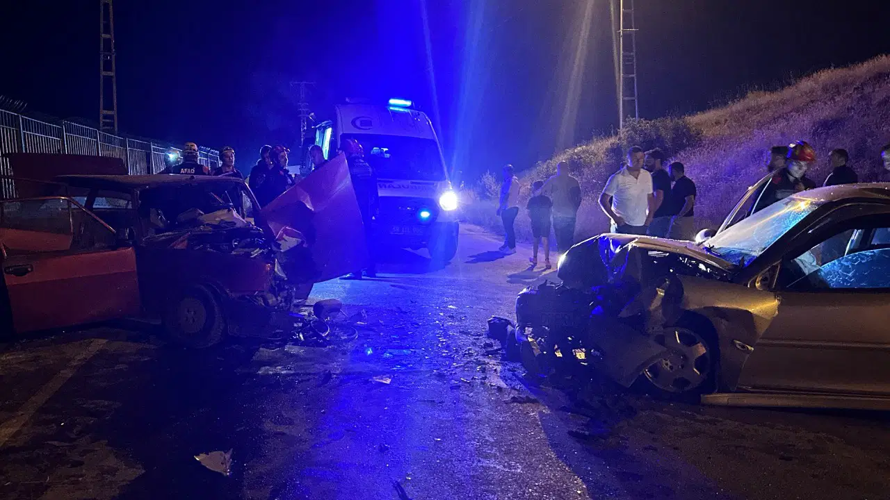 Sivasta iki otomobil carpisti yaralilar var yl9xQmEn